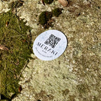 Merkaki Aufkleber mit stilvollem Design, perfekt für Dekorationen und Gestaltung auf verschiedenen Oberflächen.